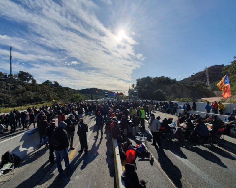 <span style='color:#780948'>ARCHIVED</span> - Catalan separatist demonstrators block the France-Spain border for 23 hours