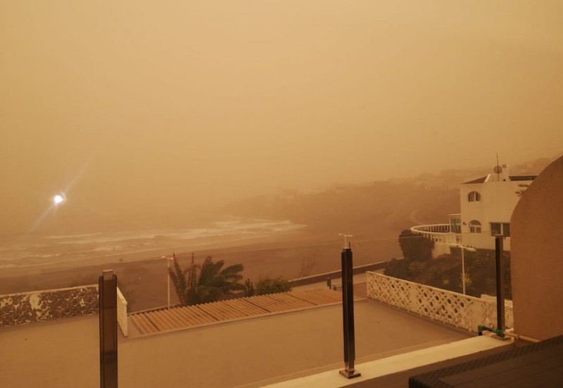 <span style='color:#780948'>ARCHIVED</span> - Canary Islands cut off by severe Saharan dust storm