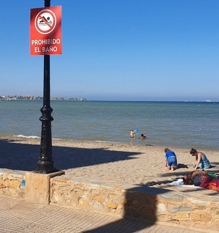 <span style='color:#780948'>ARCHIVED</span> - Three Los Alcázares beaches prohibit bathing due to Gota Fría damage