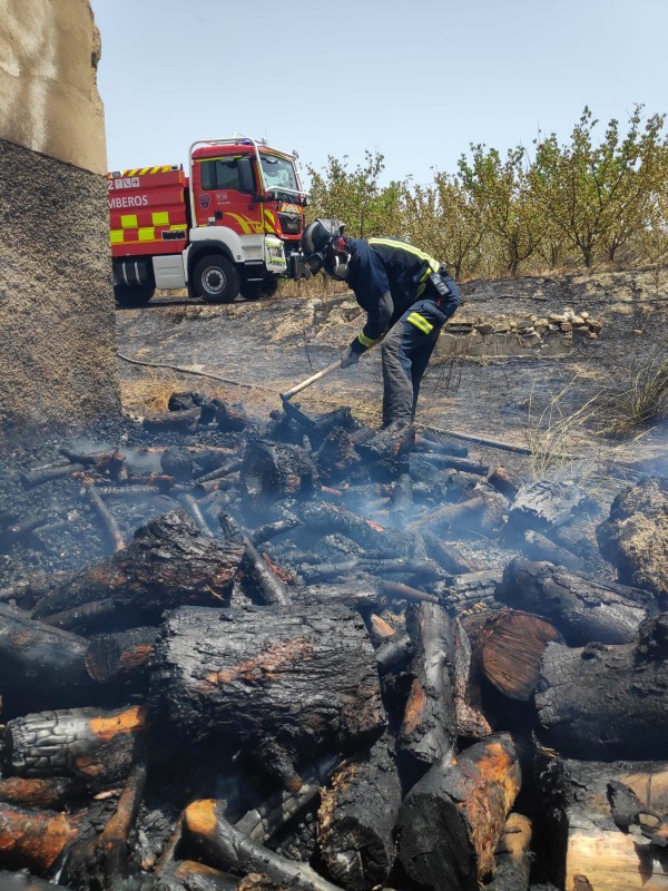 <span style='color:#780948'>ARCHIVED</span> - Agricultural fire extinguished in Calasparra