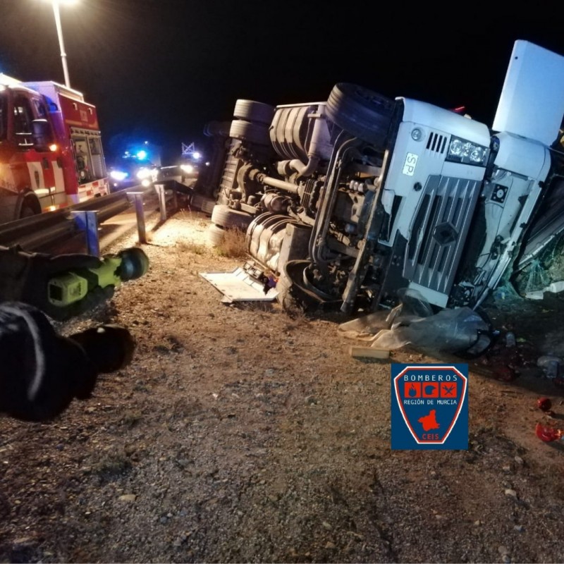 <span style='color:#780948'>ARCHIVED</span> - Lorry driver injured in Puerto Lumbreras as truck overturns on A-7