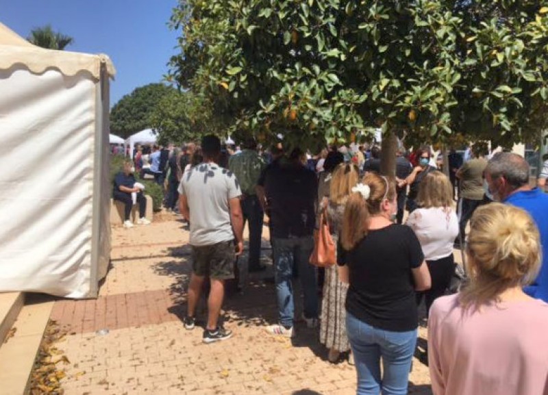 <span style='color:#780948'>ARCHIVED</span> - 90-minute delays as large crowds form at Cartagena mass vaccination centre