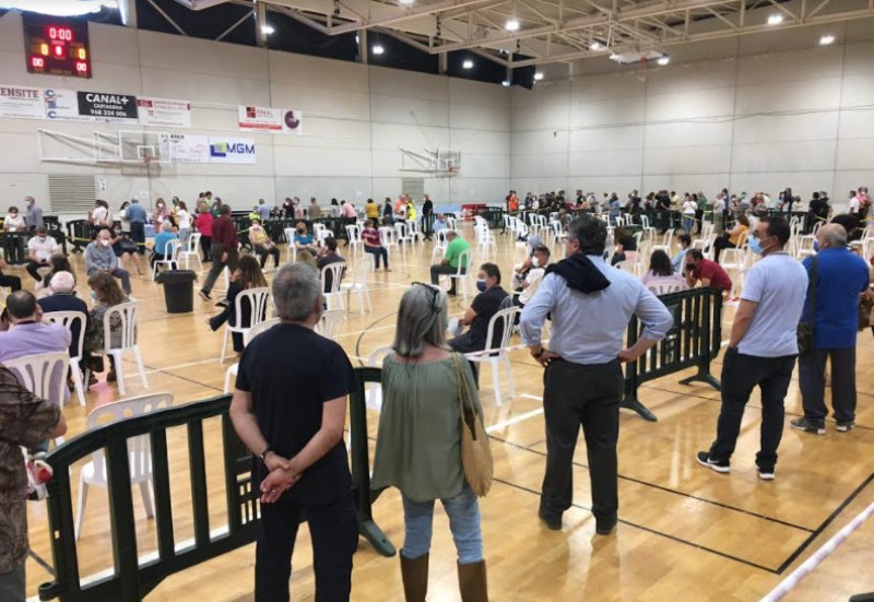 <span style='color:#780948'>ARCHIVED</span> - 90-minute delays as large crowds form at Cartagena mass vaccination centre