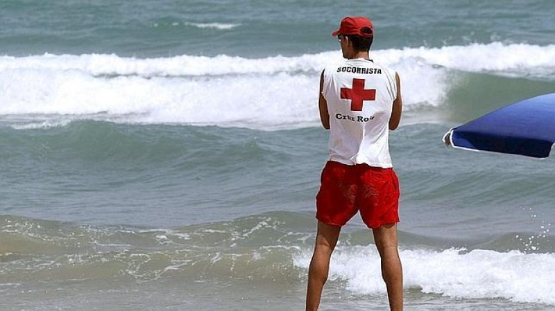 <span style='color:#780948'>ARCHIVED</span> - Off-duty lifeguard rescues three bathers in La Manga