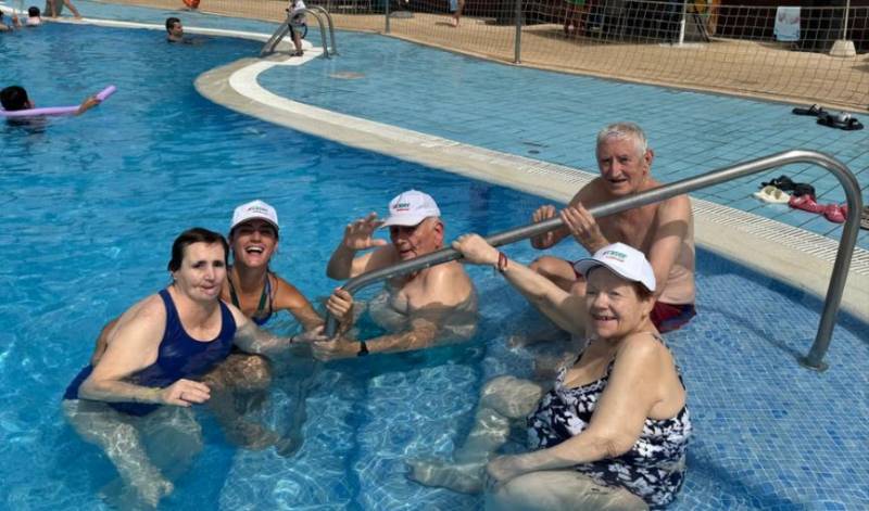 Caser Residencial Santo Angel residents in Murcia enjoy a refreshing day at the pool