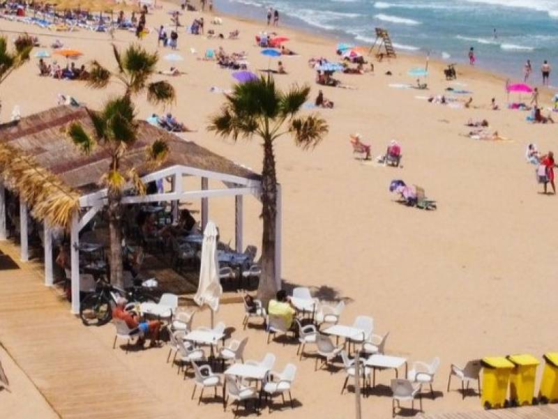 Beachgoers endangered by lack of safe swimming area buoys in Torrevieja