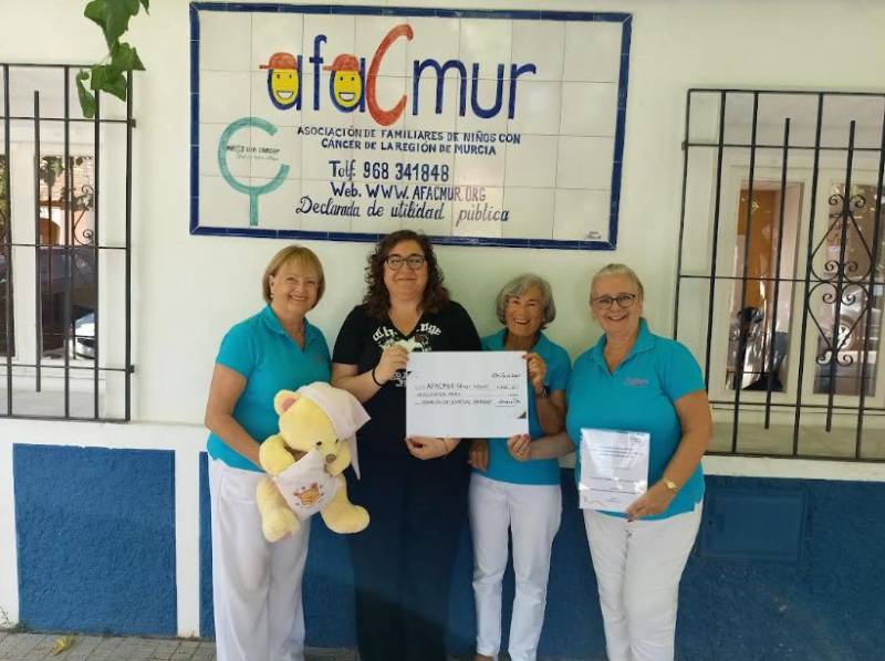 Sonrisas Harmony donate €600 to child cancer charity