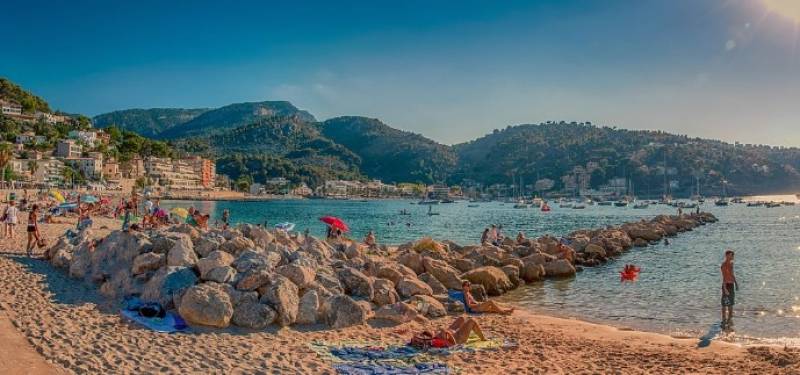 Brit tourist seriously injured after falling from boat in Magaluf