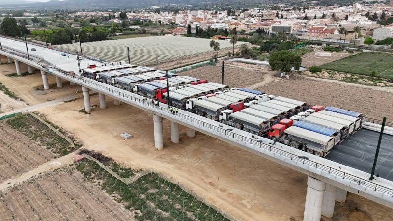 Stress testing: Dozens of lorries park on new Alhama de Murcia AVE bridge to test its durability
