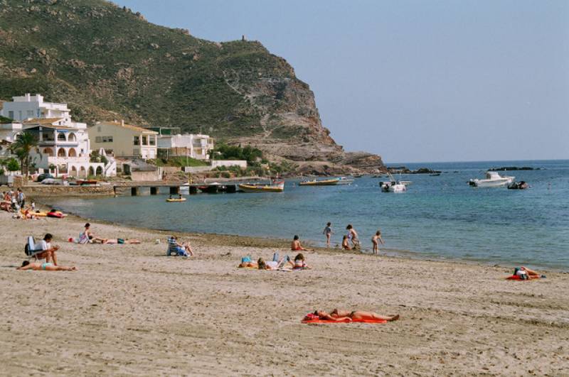Popular Águilas beaches to be cleared on sea grass just in time for summer