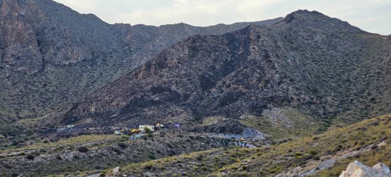 A hundred firefighters bring Mazarrón weekend wildfire under control