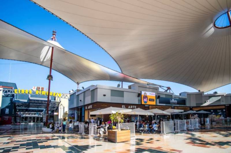 Which shops and supermarkets are open in the Region of Murcia on August 15?